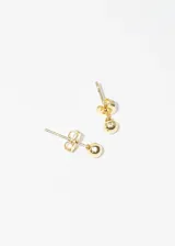 Par de caravanas pequeñas con forma de esfera, bañadas en oro de 18k. Hipoalergénicas.