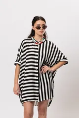 Camisa de rayas blanco y negro, de corte oversize y mangas cortas holgadas.