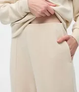 Pantalón de corte recto y cintura alta, confeccionado en una mezcla de poliéster, viscosa y elastano. Presenta una caída fluida y un acabado liso, ideal para un estilo sofisticado y cómodo.
