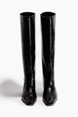 Botas altas de mujer, color negro, con textura de cocodrilo en charol. Presentan puntera cincelada y taco cuadrado forrado.