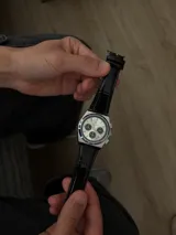 Reloj de pulsera Poedagar modelo 970 Chronograph, con caja de acero inoxidable plateada, esfera plateada con tres subesferas negras y correa de cuero negro con textura de cocodrilo.