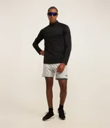 Remera deportiva térmica de manga larga color negro, con cuello alto y cremallera frontal. Presenta sisas raglán y recortes, sin estampado.