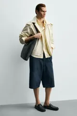 Bolso tipo shopper de piel con acabado abatanado. Cuenta con compartimento principal abierto, un bolsillo interior plano, dos asas de mano y dos asas de hombro.