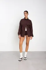 Sandalias de cuero acharolado negro con diseño de dedo, punta cuadrada y taco cuadrado de madera de 5 cm.