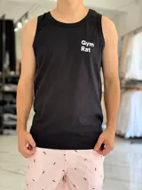 Musculosa blanca con estampado negro en la espalda con diseño tipográfico y gráfico inspirado en información nutricional humorística.