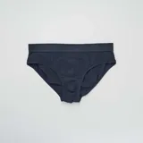 Pack de tres slips lisos de algodón color azul marino con cintura elástica.