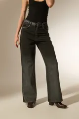 Pantalon de jean recto de tiro alto, con acabado metalizado en color gris oscuro. Presenta bolsillos laterales y traseros, con cierre de botón y cremallera.