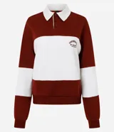 Saco de tejido de punto color bordó y blanco, con cuello polo blanco y tapeta de botones. Presenta un estampado de texto en el pecho.