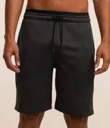 Bermuda deportiva modelo long, confeccionada en microfibra técnica de secado rápido. Presenta cintura elástica con cordón de ajuste interno y bolsillos laterales. Diseño liso de corte recto ideal para entrenamiento.