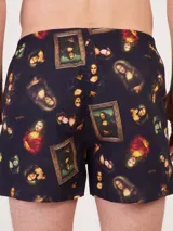 Bóxer de algodón blanco con estampado de flores pequeñas color celeste, con cintura elástica y logo de la marca en el centro.