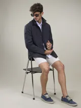 Campera casual liviana de nylon, con cierre frontal de botones a presión, cuello camisero y bolsillos frontales tipo parche.