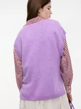 Sweater sin mangas de cuello V, color azul marino, confeccionado en cashmere.