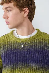 Sweater de punto grueso con cuello redondo y mangas largas, con diseño de franjas horizontales en tonos verde y violeta con efecto tie-dye.
