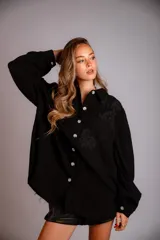 Camisa color beige de muselina con bordado en la parte delantera y mangas globo.