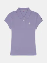 Chomba color lila de corte slim confeccionada en tejido de piqué suave y transpirable. Presenta cuello tipo chomba, cartera de dos botones, logo de Tommy Hilfiger bordado en el pecho y bandera de Tommy Hilfiger bordada en la manga.