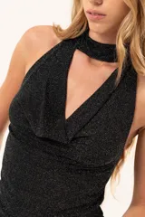 Top sin mangas de tejido lurex negro con acabado brillante, cuello halter y escote cruzado.