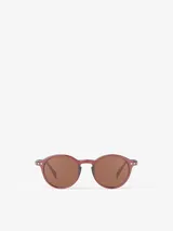 Lentes de sol redondos con montura color borgoña y lentes marrones.