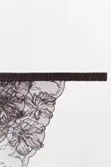 Braguita tipo tanga de encaje floral color negro, con cintura elástica satinada y tiro medio.