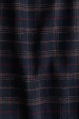 Pantalón de franela de algodón suave, color azul marino con estampado a cuadros en rojo y marrón. Cuenta con cintura elástica con cordón ajustable, bolsillos al bies y corte relajado.