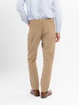 Pantalon de pana de corte recto y color azul marino, con cierre de boton y cremallera.