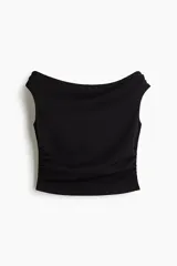 Top negro de punto, ajustado al cuerpo, con escote barco drapeado y frunces laterales.