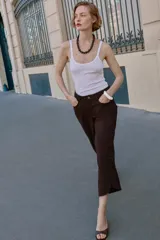 Jeans de tiro alto con diseño balloon, pernera ancha y corta, y bajo asimétrico. Cuenta con cinco bolsillos y cierre frontal con cremallera y botón.