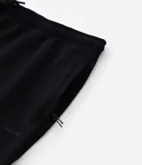 Pantalón deportivo recto para hombre, en color marrón, con cintura elástica, cordón ajustable y bolsillos laterales.
