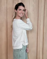 Remera de manga larga color marrón chocolate, con cuello redondo y dos bolsillos frontales tipo parche.