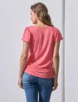 Remera tejida con estampado animal print, de manga corta con detalle de puntilla en las mangas y cuello redondo.