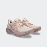 Championes de running Asics Novablast 5, color rosado con suela de plataforma geométrica en tono más oscuro. Presentan capellada de malla jacquard transpirable y sistema de amortiguación FF BLAST MAX.