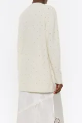 Cárdigan negro de corte recto en mezcla de mohair, con escote pico pronunciado, manga larga, cierre frontal con botonadura y piedras por toda la prenda.