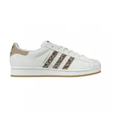Championes Adidas modelo Superstar, de color blanco con las icónicas tres tiras laterales estampadas con diseño animal print de leopardo en tonos marrones. Presenta puntera de goma clásica, detalle en el talón color beige y suela de goma color caramelo.