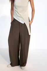 Pantalón fluido de tiro alto con diseño de rayas diplomáticas, color marrón, con pliegues en el delantero, bolsillos laterales y silueta amplia.