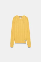 Sweater oversize de punto trenzado 100% algodón en color amarillo, con cuello redondo, manga larga y aplicación de parche gráfico Fruit of the Loom en el delantero.