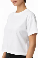 Remera de manga corta de algodón, de corte ancho y cuello a la base en color blanco.