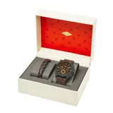 Set de reloj Fossil con caja de acero inoxidable en color negro y esfera marrón, acompañado de una pulsera trenzada de cuero en tonos marrón y negro.