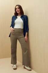 Pantalón de tiro alto color verde oliva, con corte ancho y botones decorativos en la cintura.