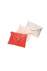 Sobre de fiesta tipo clutch, color off-white, con solapa frontal y cadena metálica fina extraíble. Presenta un diseño minimalista con logo metálico en la solapa.