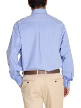 Camisa de manga larga de la marca Rockford, modelo Wor Travel, en color azul. Presenta cuello italiano abotonado, cierre frontal de botones, bolsillo en el pecho con el logo bordado y puños con doble botón.