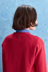 Cardigan de calce regular confeccionado en tejido de algodón y acrílico, color azul marino. Presenta cuello redondo, abertura frontal con botones y mangas largas con detalle de tejido en los hombros. Se completa con terminaciones acanaladas en puños y ruedo.
