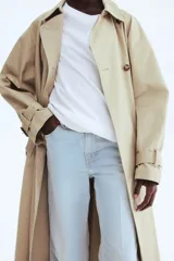 Jean de tiro alto y cinco bolsillos, confeccionado en denim con leve stretch, de corte ajustado en la cadera y diseño acampanado.