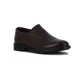 Mocasín de cuero color café, con elásticos laterales y suela de goma negra.