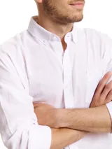 Camisa de manga larga color blanco, confeccionada en mezcla de lino y algodón, con cuello con botones y bolsillo ojal en el pecho.