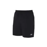 Short deportivo negro de New Balance, con cintura elástica ajustable con cordón, bolsillos laterales y logo estampado en la pierna izquierda.