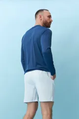 Short de baño de corte recto con estampado de rayas verticales finas en color verde claro. Cuenta con cintura elástica ajustable mediante cordón y bolsillos laterales.