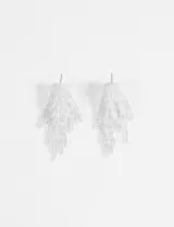 Aros colgantes largos con forma de cascada, confeccionados con pequeñas perlas blancas.