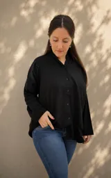 Camisa oversize de manga larga color beige, confeccionada en mezcla de lino y fibrana, con cuello camisero y cierre frontal con botones.
