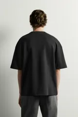 Sudadera de manga corta y cuello redondo, corte relaxed fit, confeccionada en tejido interlock de algodón con elasticidad.
