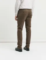 Pantalon de corte clasico confeccionado en algodon sarga con elastano. Presenta bolsillos delanteros inclinados y bolsillos traseros de ribete con boton.