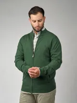 Campera de punto verde oscuro con cuello alto, cierre frontal y bolsillos laterales.